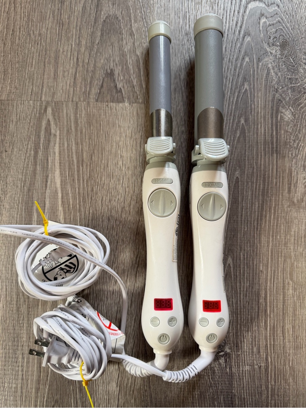 Beachwavers Curling Wand Set in White and Silver